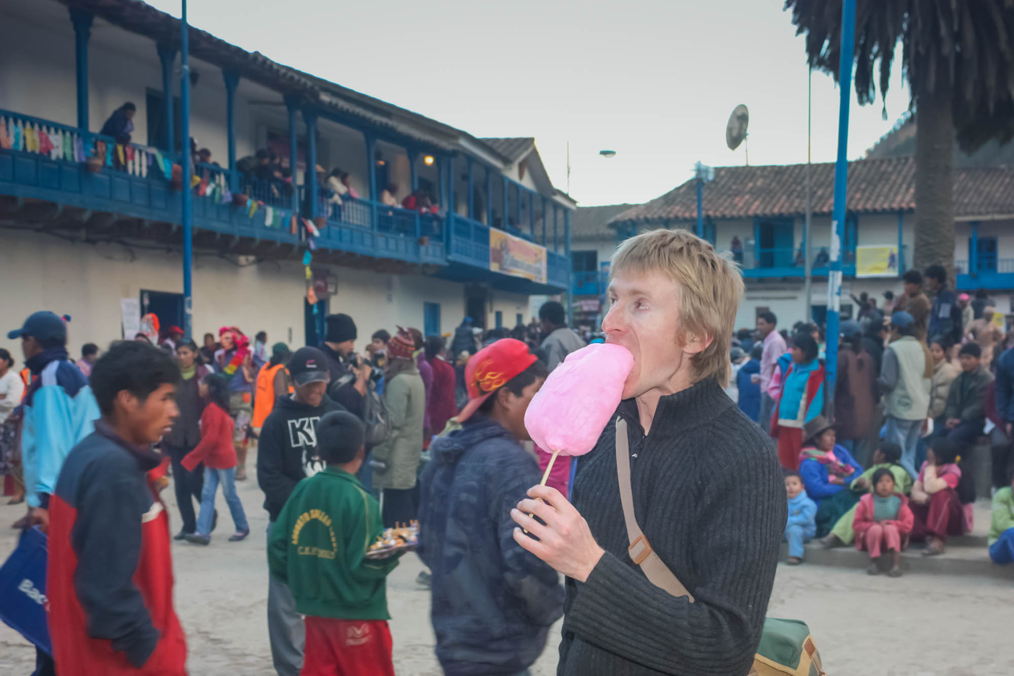 Steve gamely tackles a serving of fairy floss that’s larger than his head